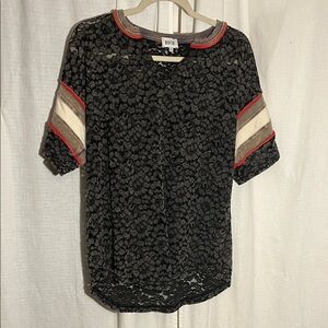 BKE Black Gray Lace V Neck Top Size Medium